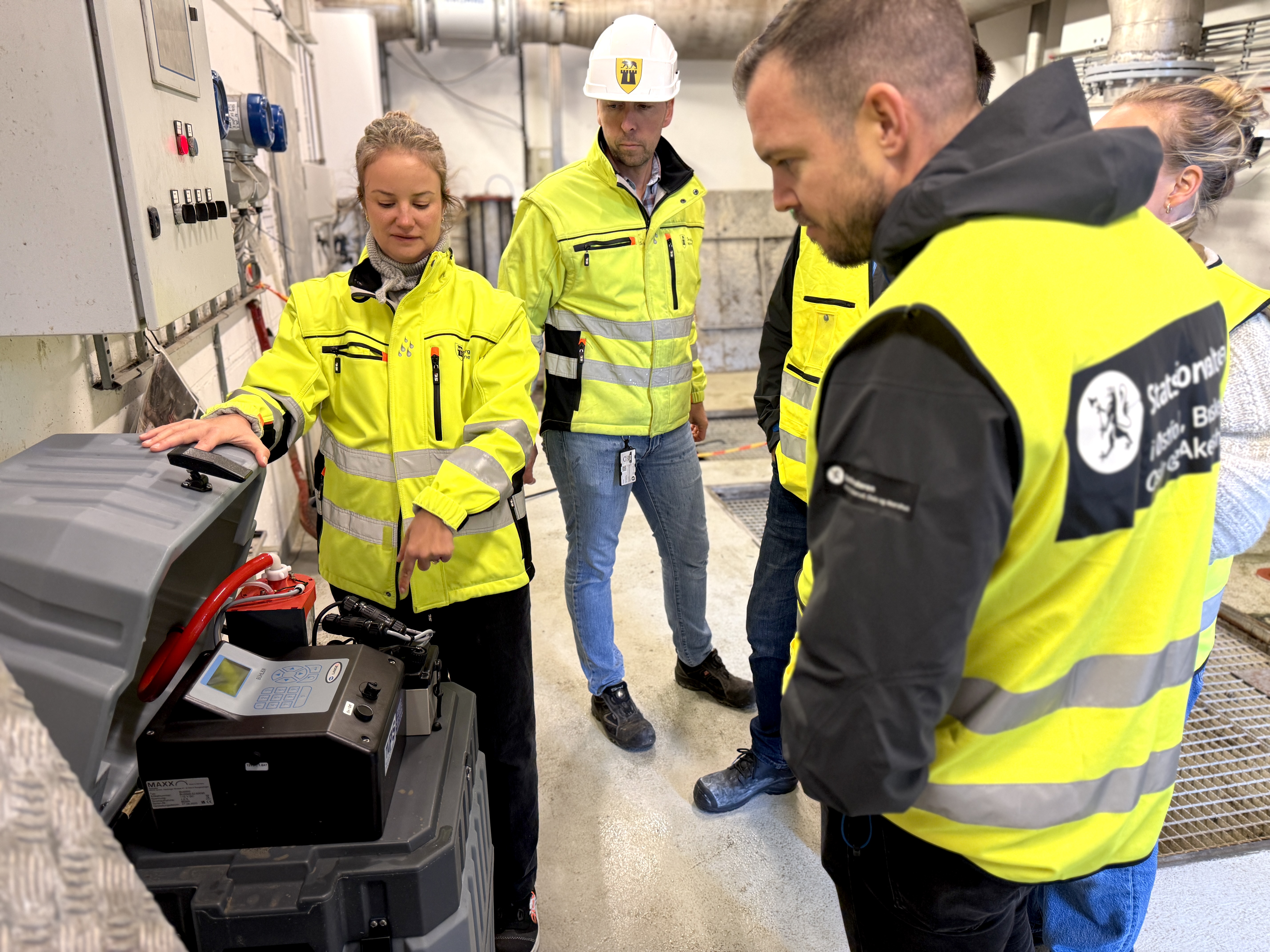 TILSYN: Statsforvalter var på tilsyn 9. oktober 2025, i forbindelse med stoppen ved Alvim renseanlegg. Øystein Hansgård Gjelsvik, Anette Strømme og Andreas Røed kom fra klima- og miljøvernavdelingen hos Statsforvalteren. Stein Solheim Olsen, Tormod Heiaas og Therese Torskenæs fra Sarpsborg kommune. (foto: Ole Christian Foss)