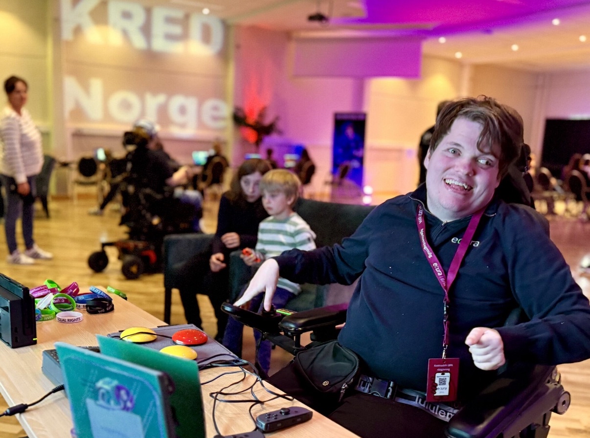 Gutt i rullestol som gamer